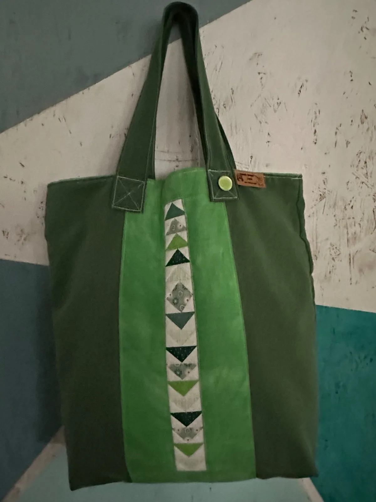 Einkaufstasche aus grünem Jeansstoff, Upcycling Jeanstasche mit Patchwork, Unikat