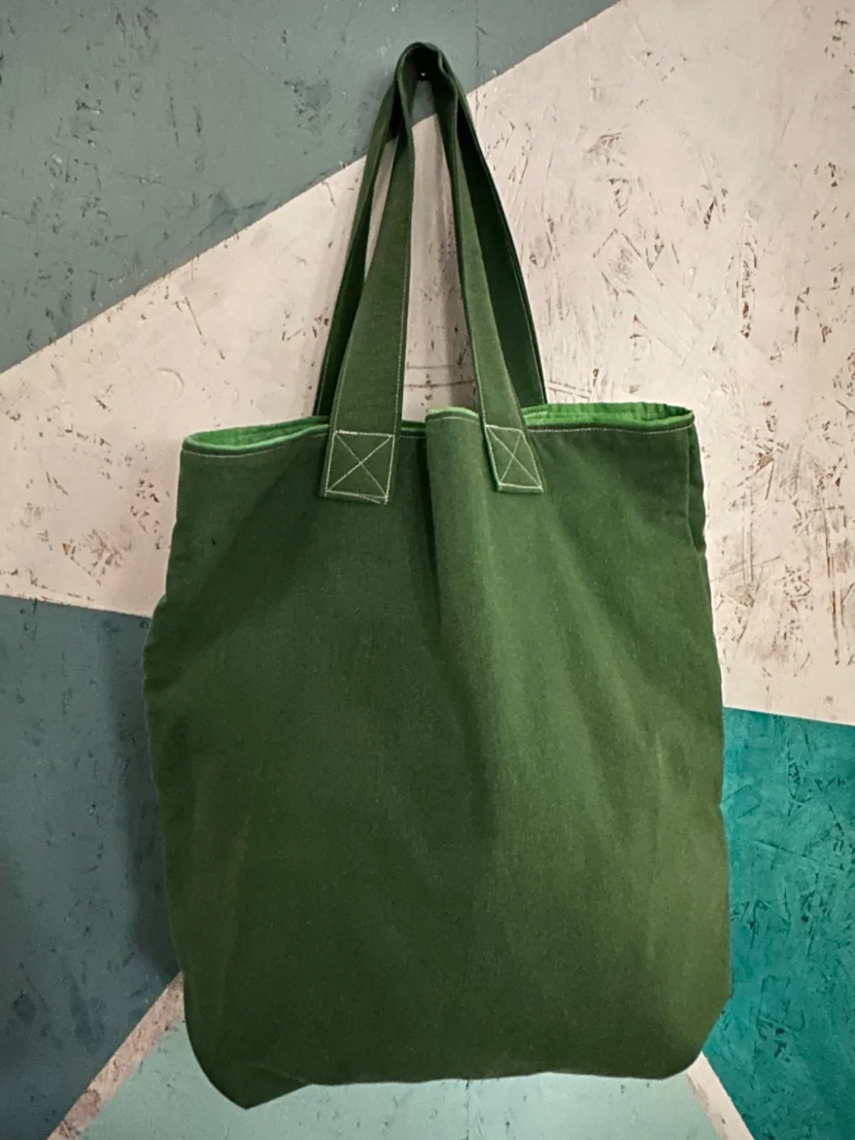 Einkaufstasche aus grünem Jeansstoff, Upcycling Jeanstasche mit Patchwork, Unikat – Bild 2