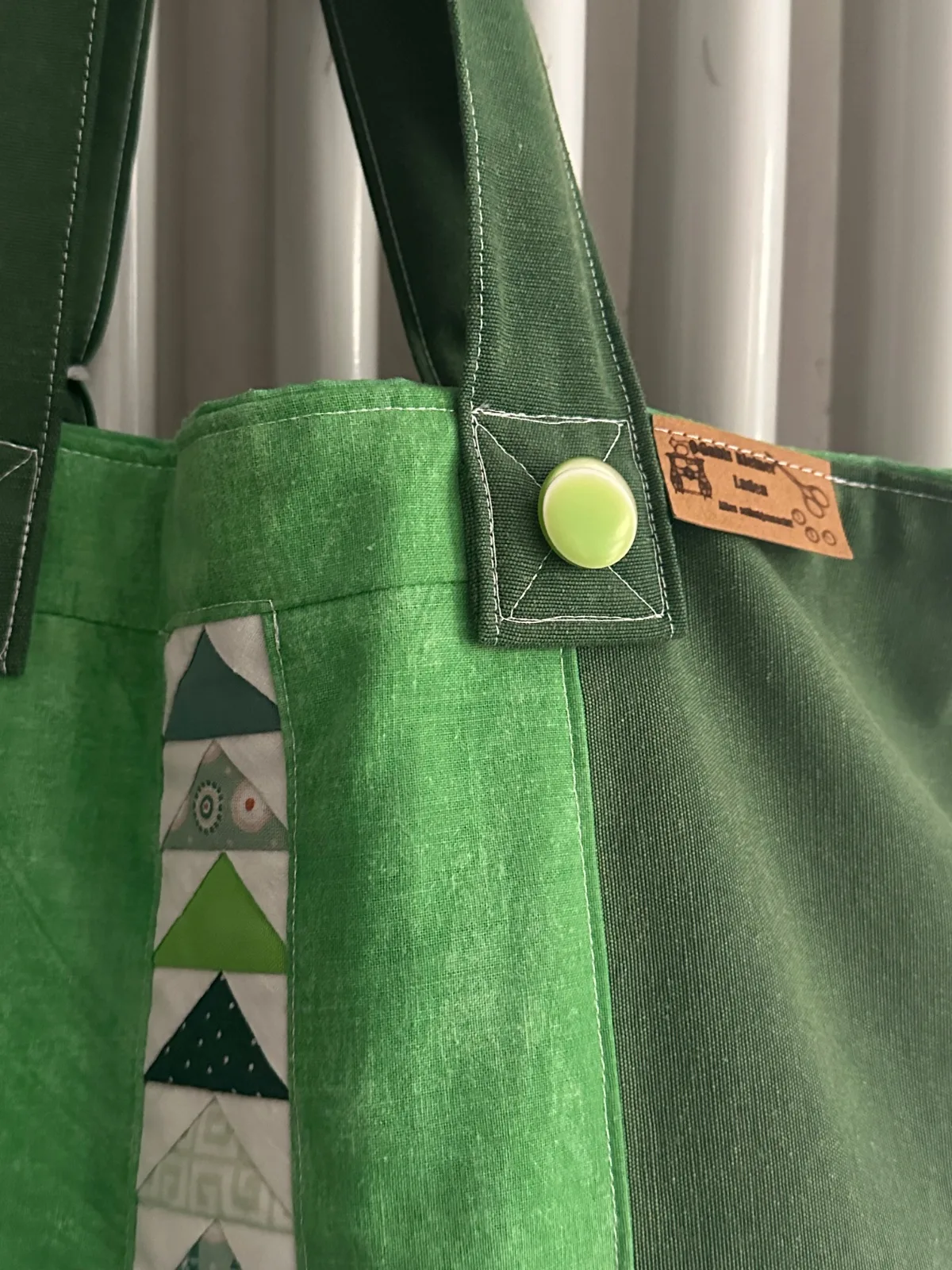 Einkaufstasche aus grünem Jeansstoff, Upcycling Jeanstasche mit Patchwork, Unikat – Bild 4