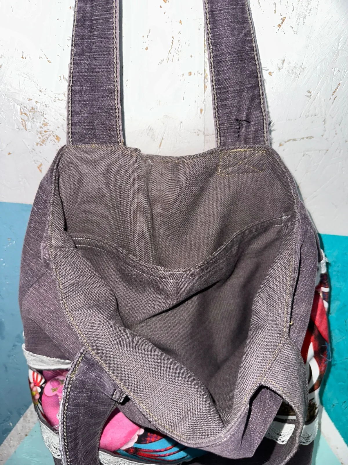 Einkaufstasche aus rotbrauner Jeans, Upcycling Jeanstasche mit langen Henkeln, Spitzenbordüre – Bild 4