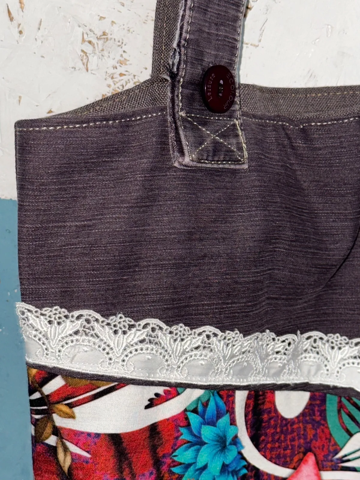 Einkaufstasche aus rotbrauner Jeans, Upcycling Jeanstasche mit langen Henkeln, Spitzenbordüre – Bild 3