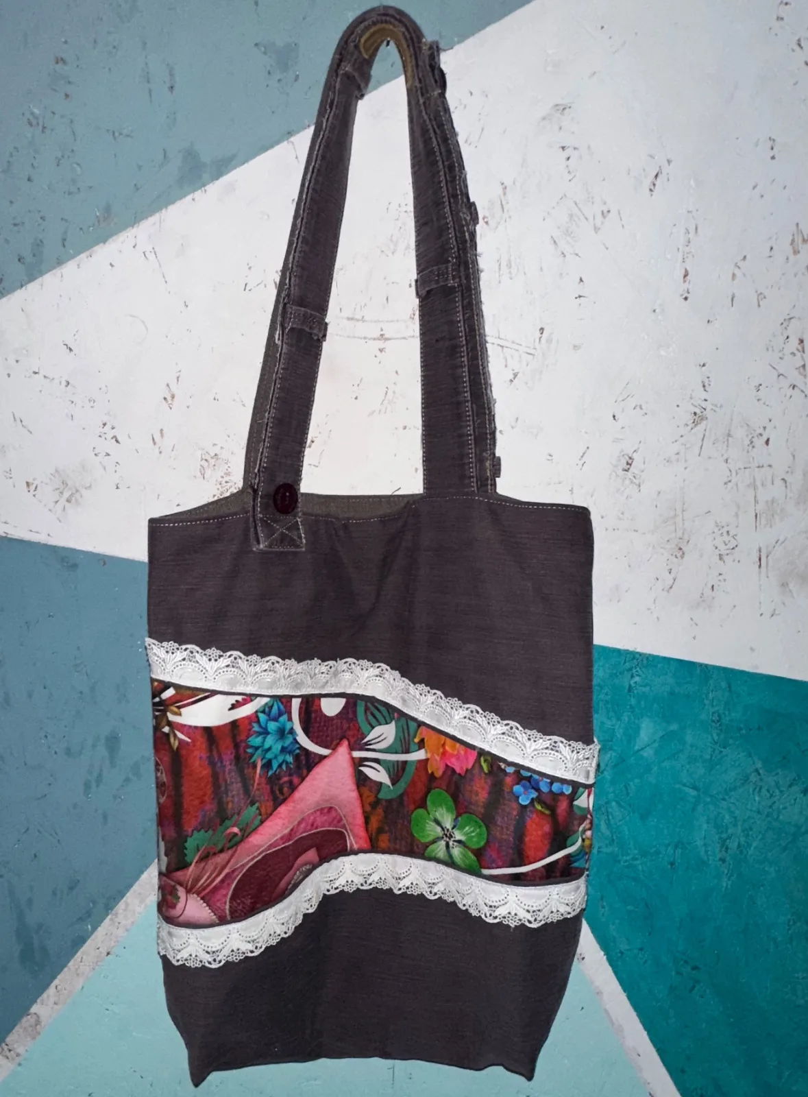 Einkaufstasche aus rotbrauner Jeans, Upcycling Jeanstasche mit langen Henkeln, Spitzenbordüre