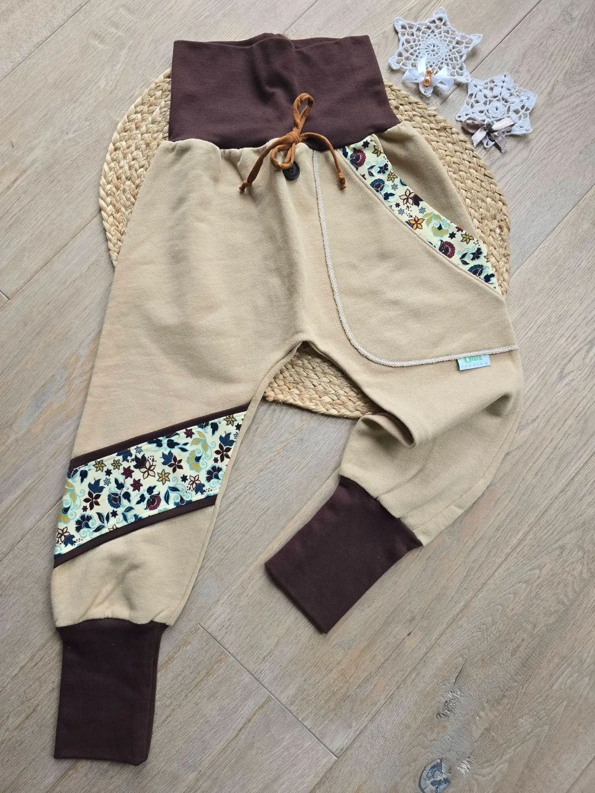 Organic Pumphose Sweat 116/122 Übergang Unikat mit Blumen
