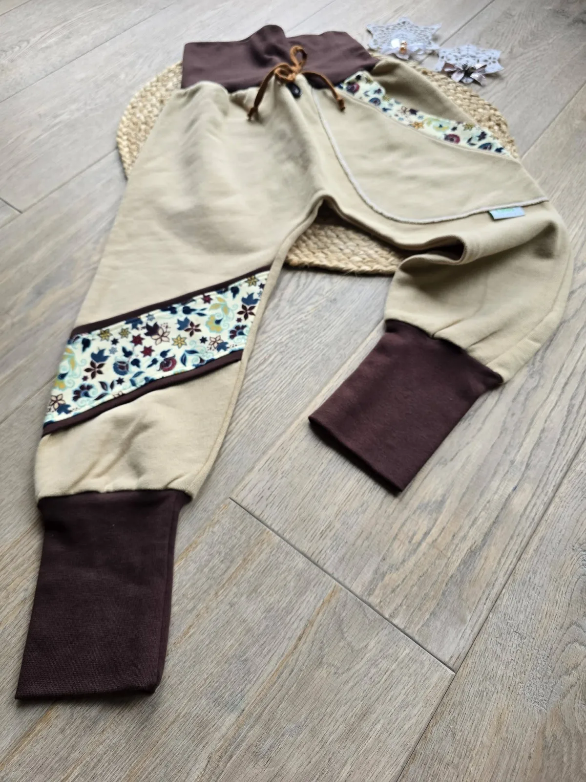 Organic Pumphose Sweat 116/122 Übergang Unikat mit Blumen – Bild 4