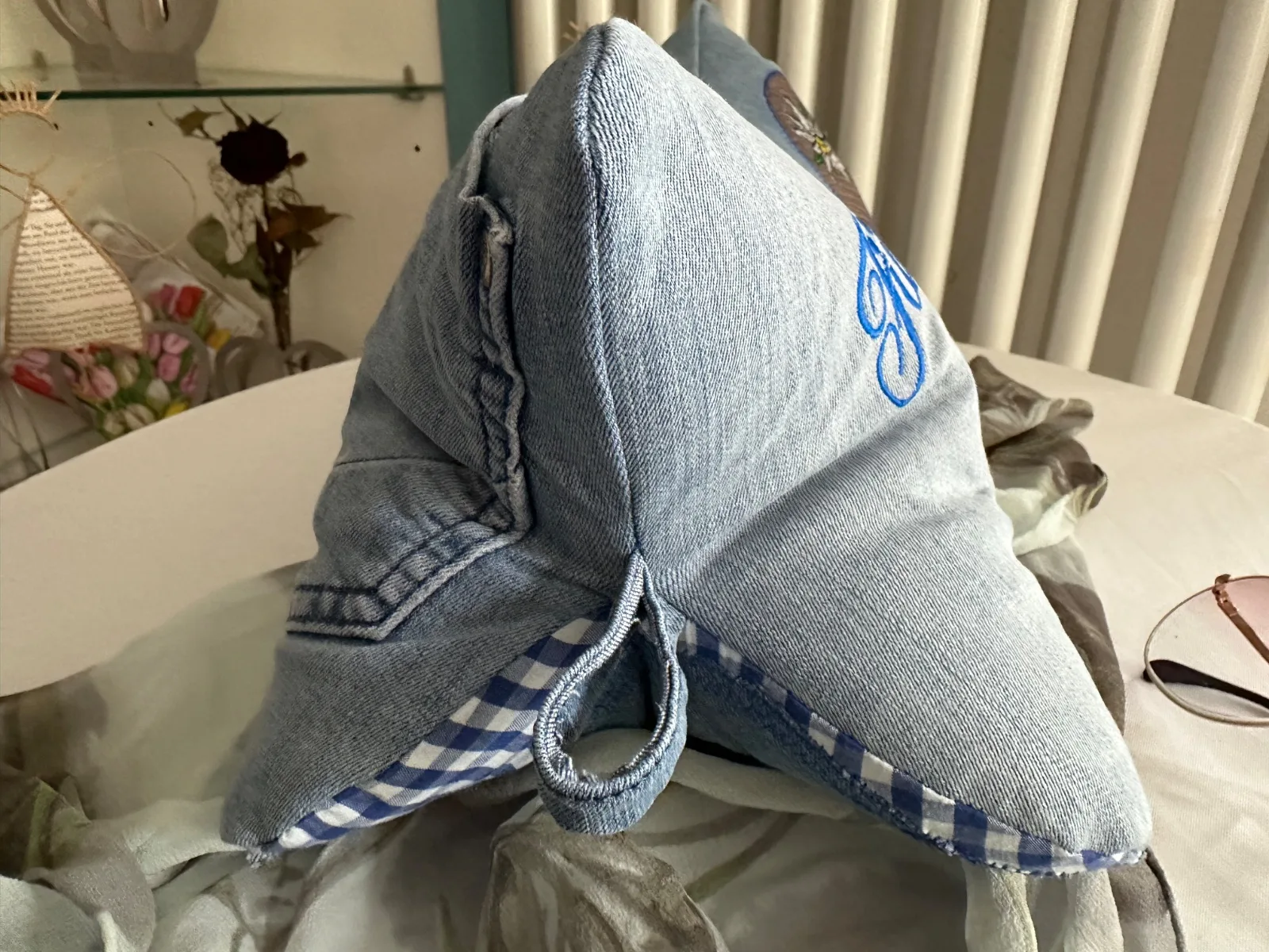 Leseknochen bestickt mit Edelweiß-Herz und Spruch „Fürs Herzerl“, Nackenkissen aus Jeansstoff, Hellblau – Bild 7