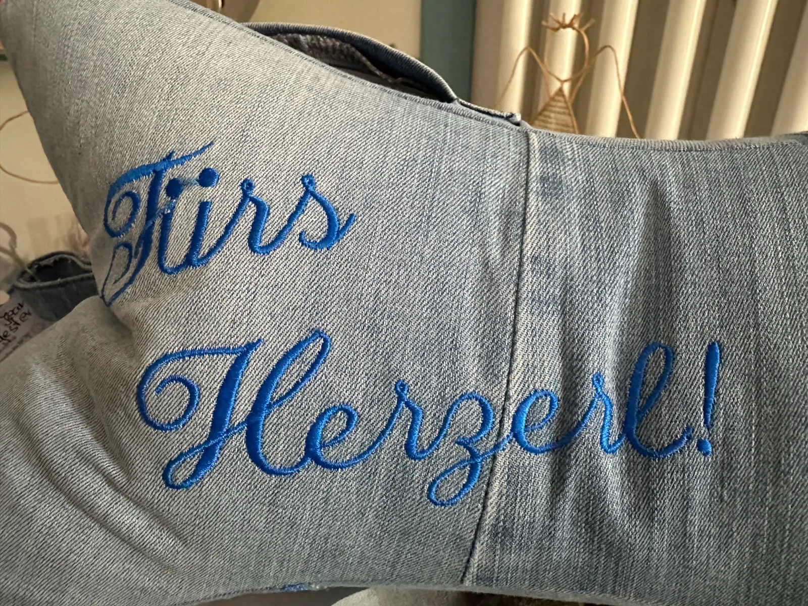Leseknochen bestickt mit Edelweiß-Herz und Spruch „Fürs Herzerl“, Nackenkissen aus Jeansstoff, Hellblau – Bild 6