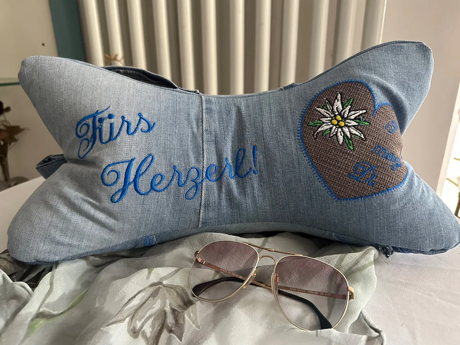 Leseknochen bestickt mit Edelweiß-Herz und Spruch „Fürs Herzerl“, Nackenkissen aus Jeansstoff, Hellblau – Bild 2