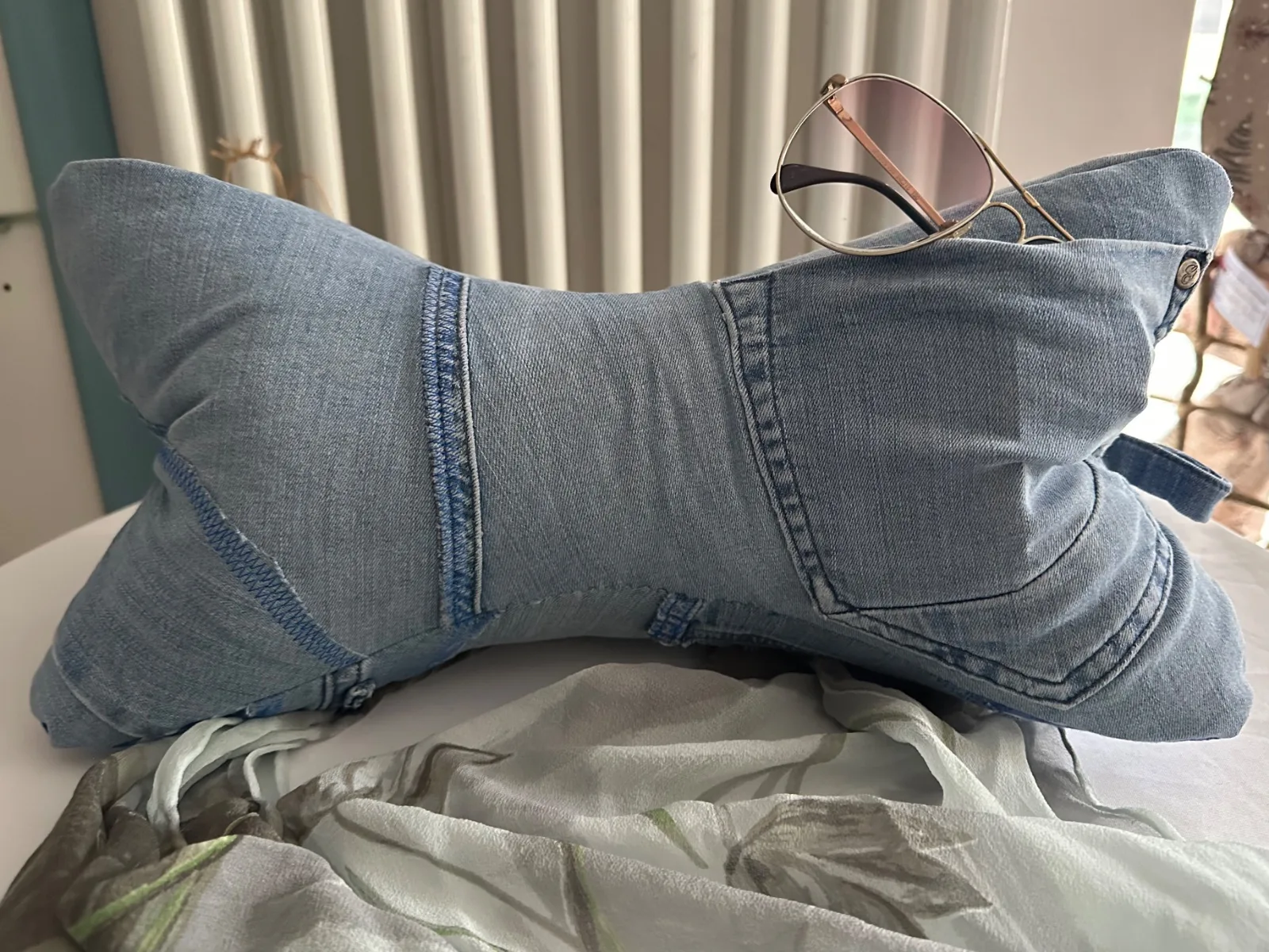 Leseknochen bestickt mit Edelweiß-Herz und Spruch „Fürs Herzerl“, Nackenkissen aus Jeansstoff, Hellblau – Bild 3
