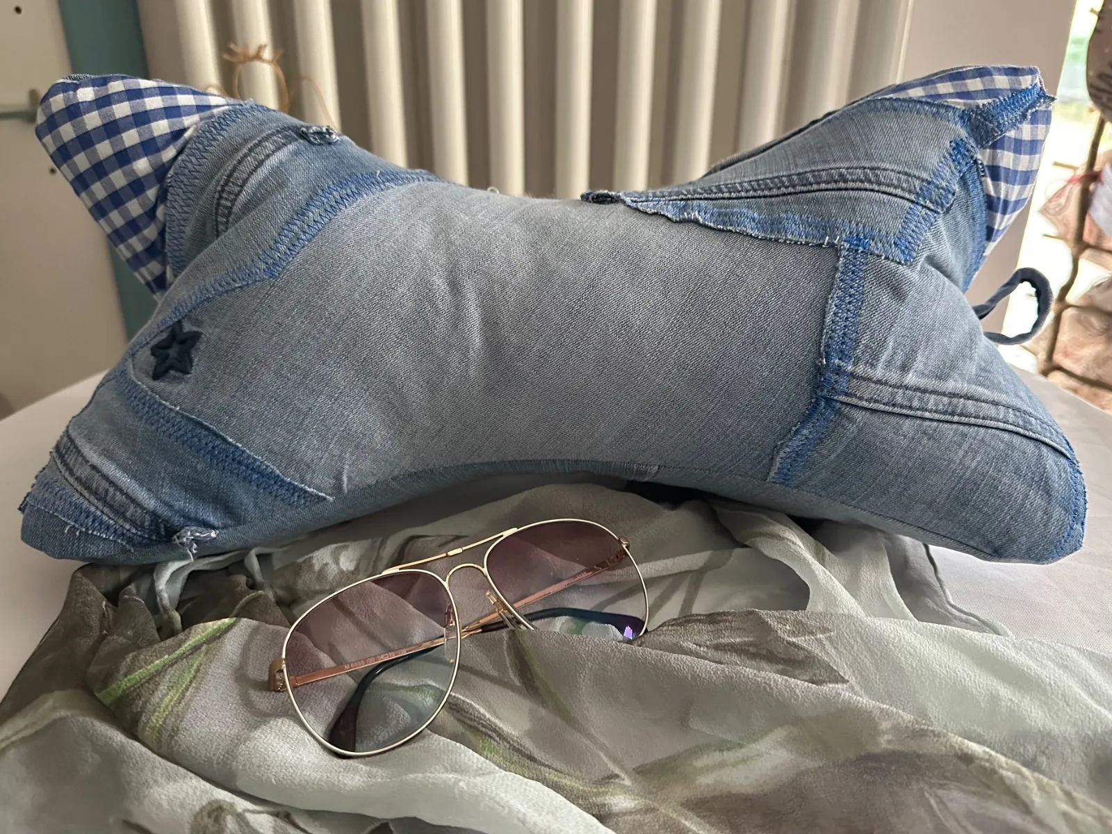 Leseknochen bestickt mit Edelweiß-Herz und Spruch „Fürs Herzerl“, Nackenkissen aus Jeansstoff, Hellblau – Bild 4