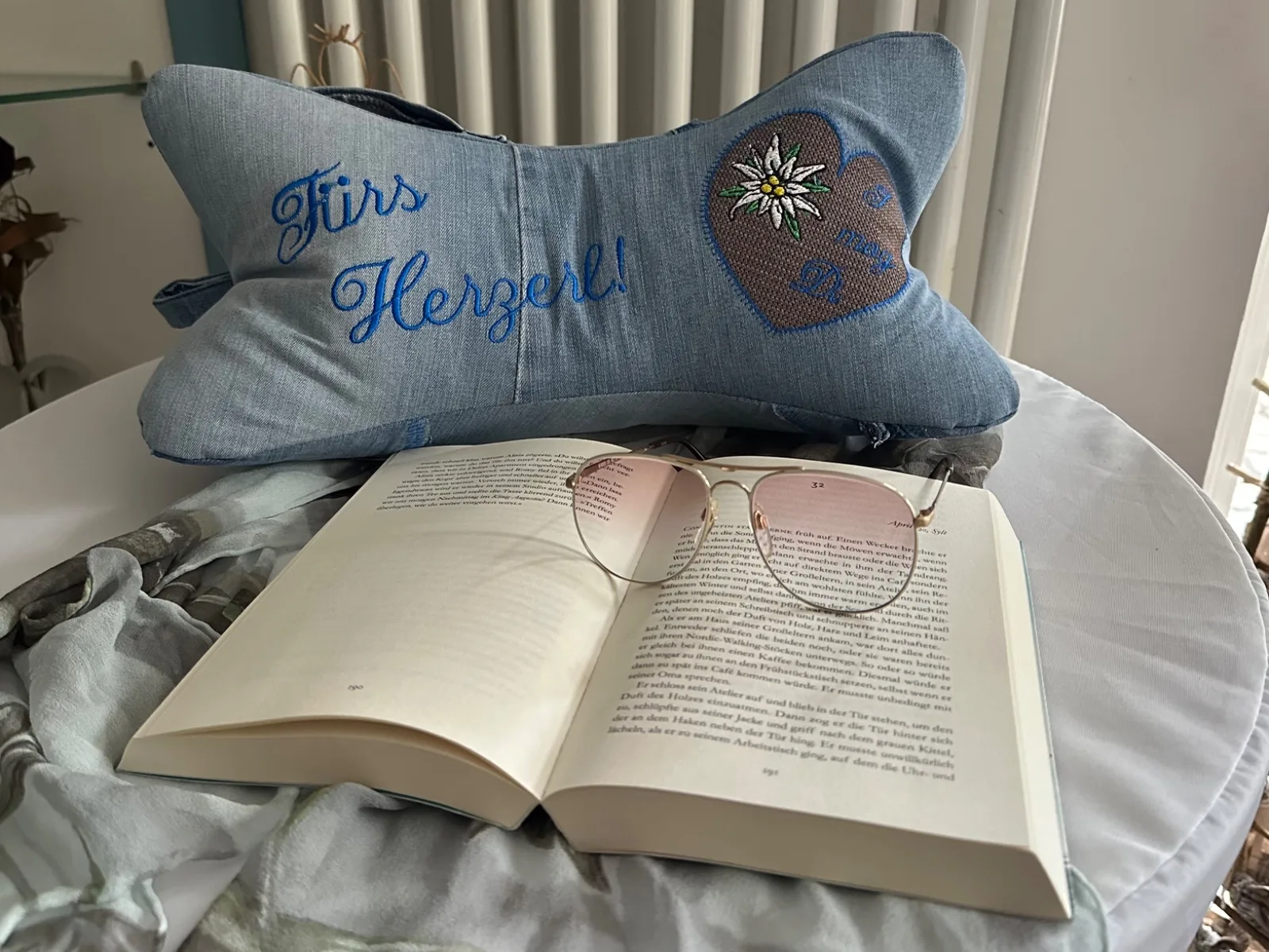 Leseknochen bestickt mit Edelweiß-Herz und Spruch „Fürs Herzerl“, Nackenkissen aus Jeansstoff, Hellblau
