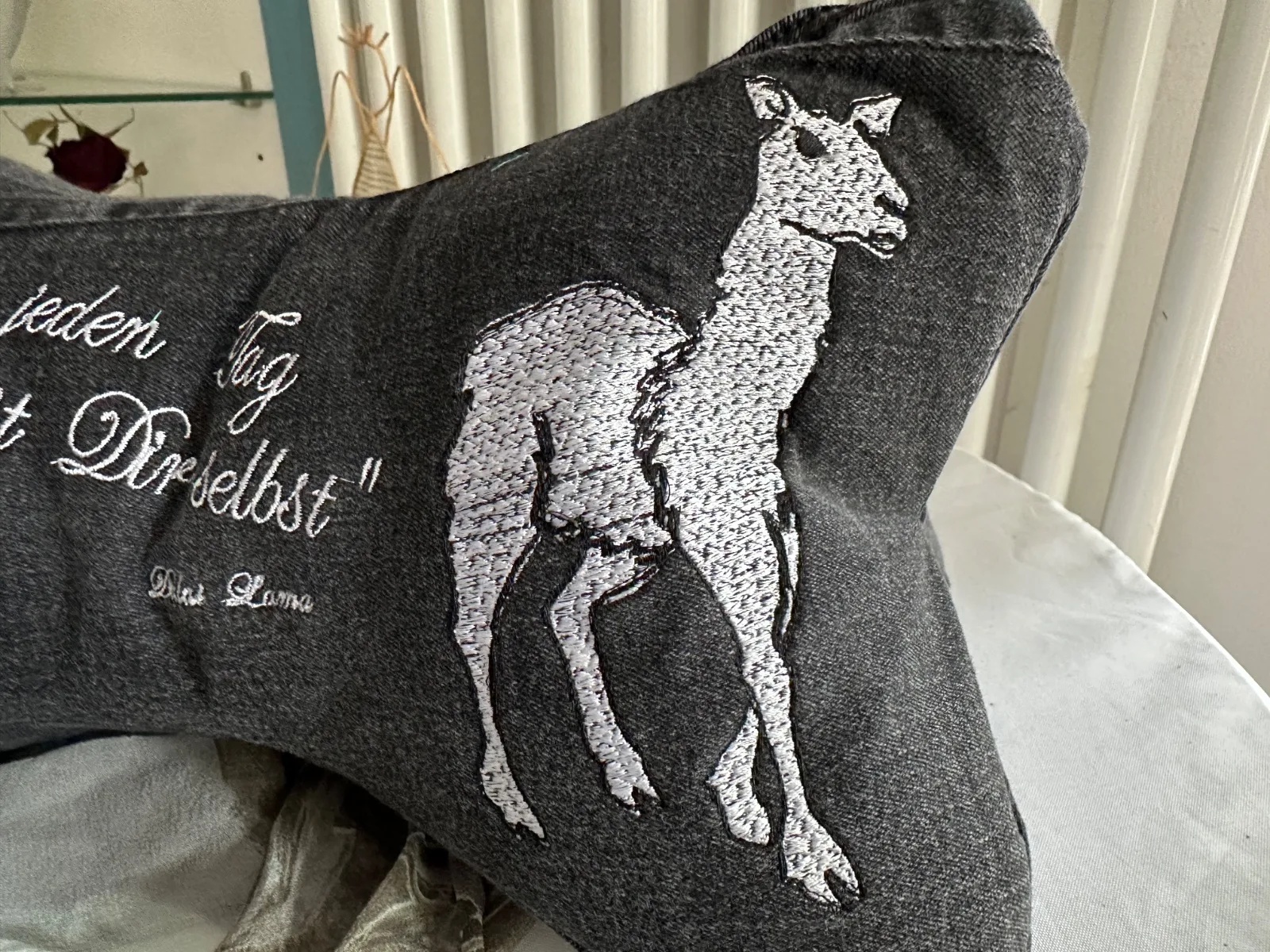 Leseknochen bestickt mit Lama in Kreuzstichoptik und Spruch, Nackenkissen aus gebrauchter Jeans, schwarz – Bild 5