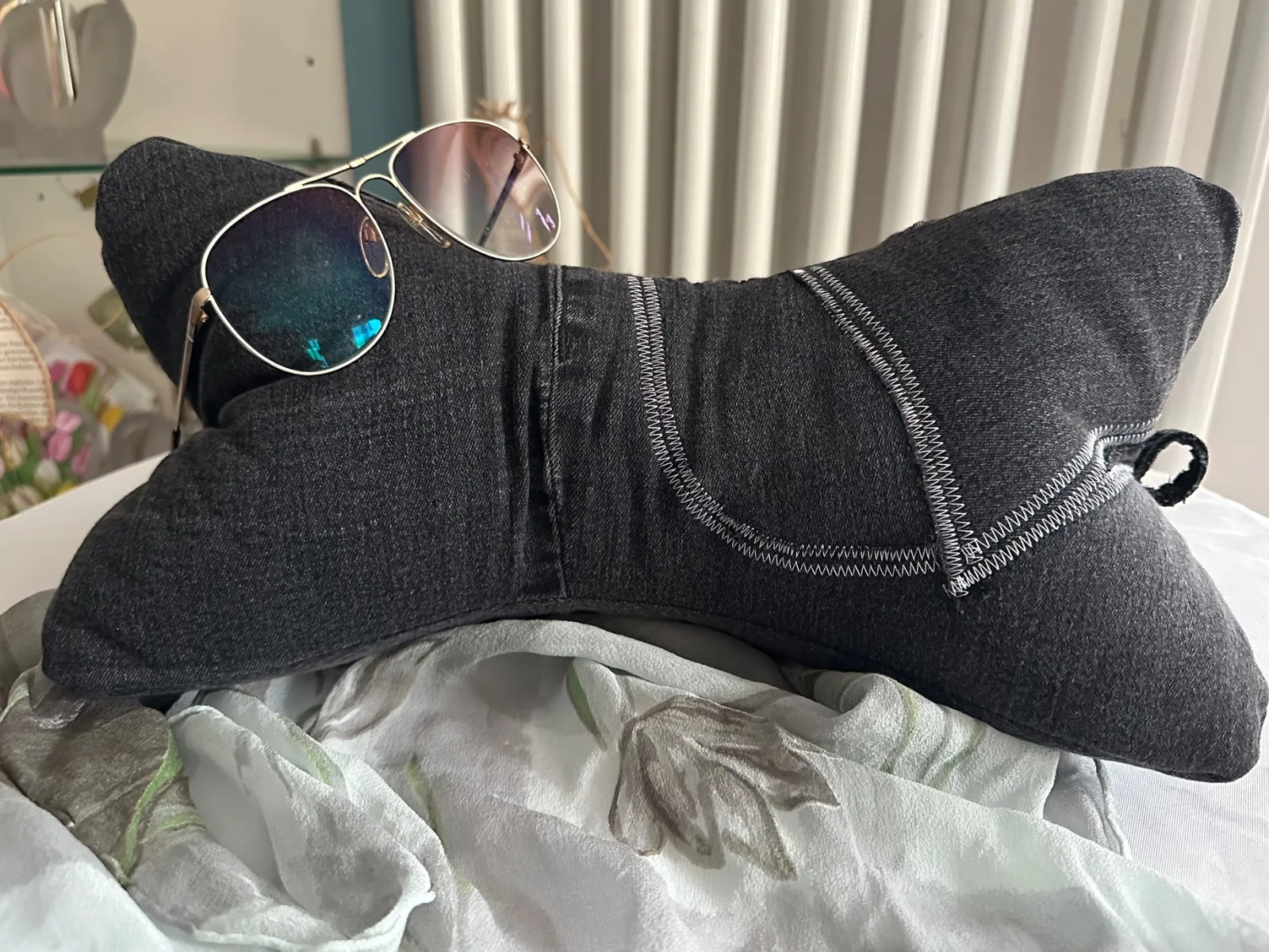 Leseknochen bestickt mit Lama in Kreuzstichoptik und Spruch, Nackenkissen aus gebrauchter Jeans, schwarz – Bild 4