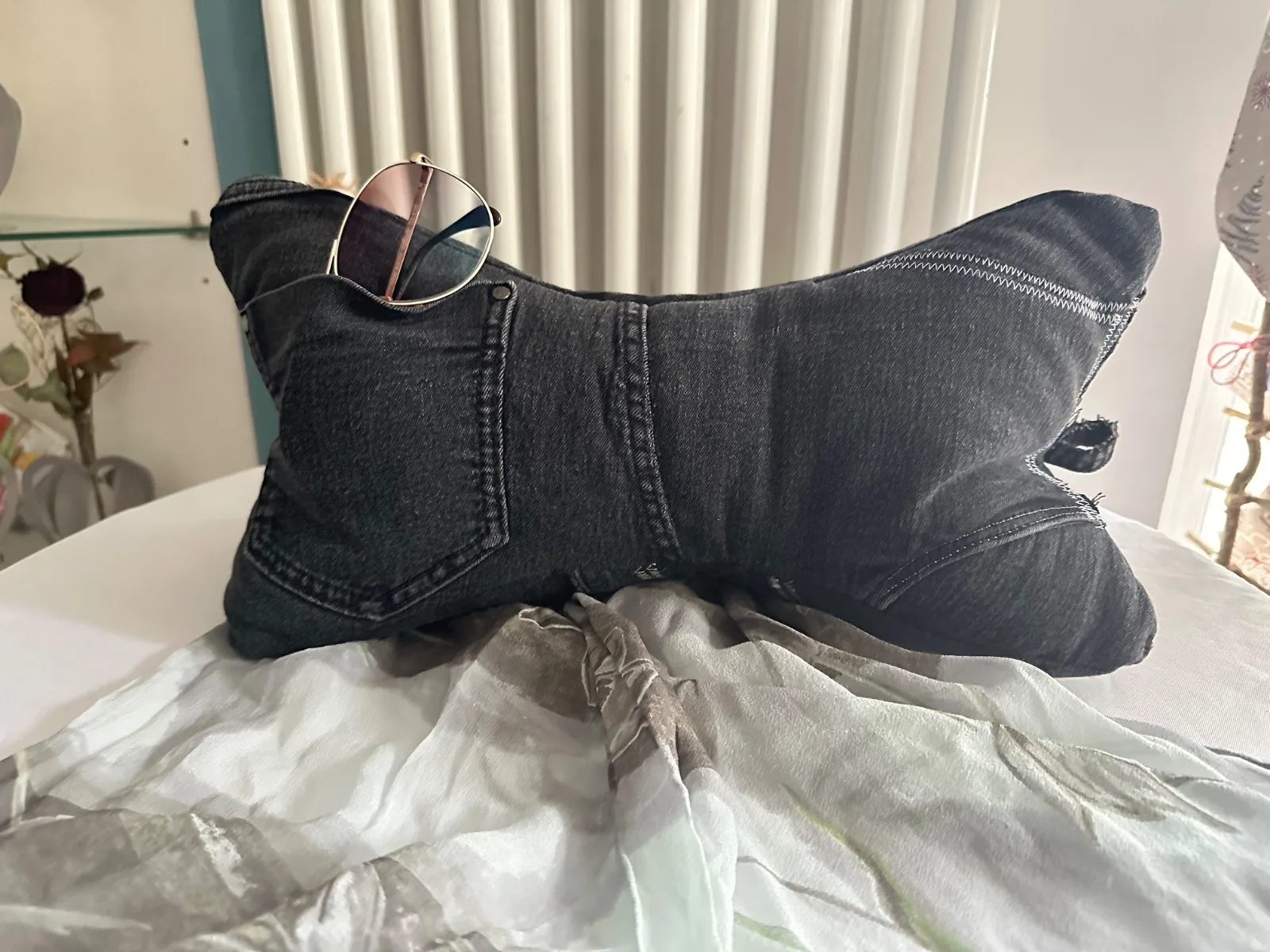 Leseknochen bestickt mit Lama in Kreuzstichoptik und Spruch, Nackenkissen aus gebrauchter Jeans, schwarz – Bild 2