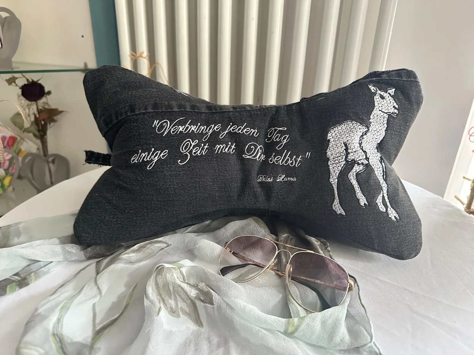 Leseknochen bestickt mit Lama in Kreuzstichoptik und Spruch, Nackenkissen aus gebrauchter Jeans, schwarz