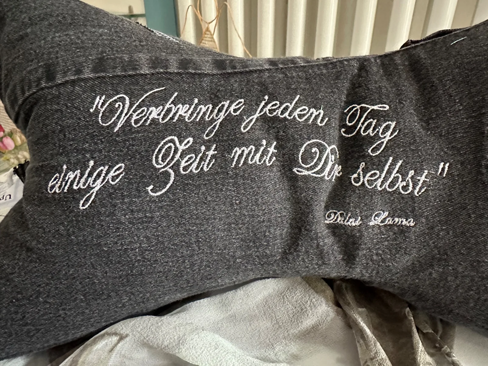 Leseknochen bestickt mit Lama in Kreuzstichoptik und Spruch, Nackenkissen aus gebrauchter Jeans, schwarz – Bild 3