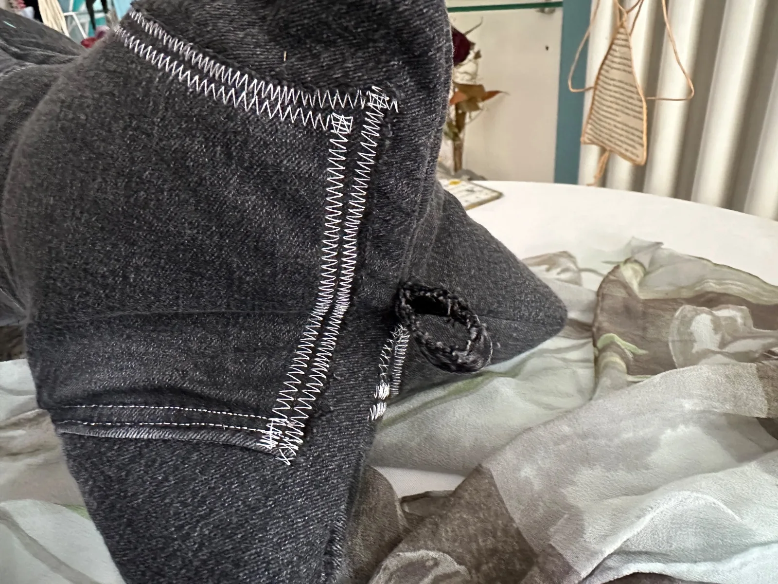 Leseknochen bestickt mit Lama in Kreuzstichoptik und Spruch, Nackenkissen aus gebrauchter Jeans, schwarz – Bild 6