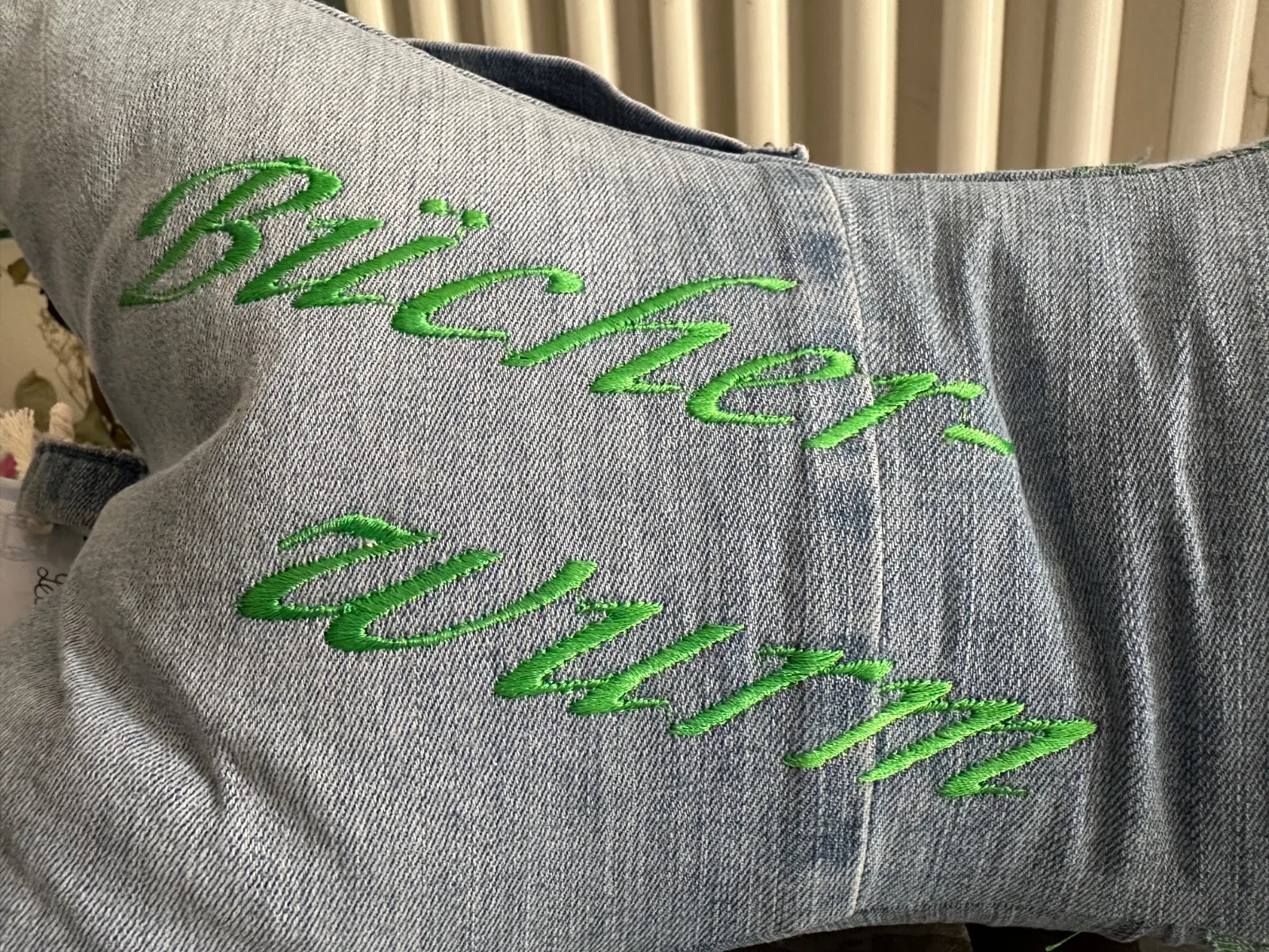 Leseknochen bestickt mit Bücherwurm und Schriftzug, Nackenkissen aus gebrauchter Jeans, hellblau – Bild 4