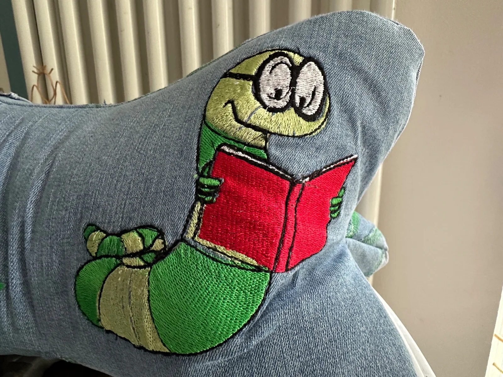 Leseknochen bestickt mit Bücherwurm und Schriftzug, Nackenkissen aus gebrauchter Jeans, hellblau – Bild 5