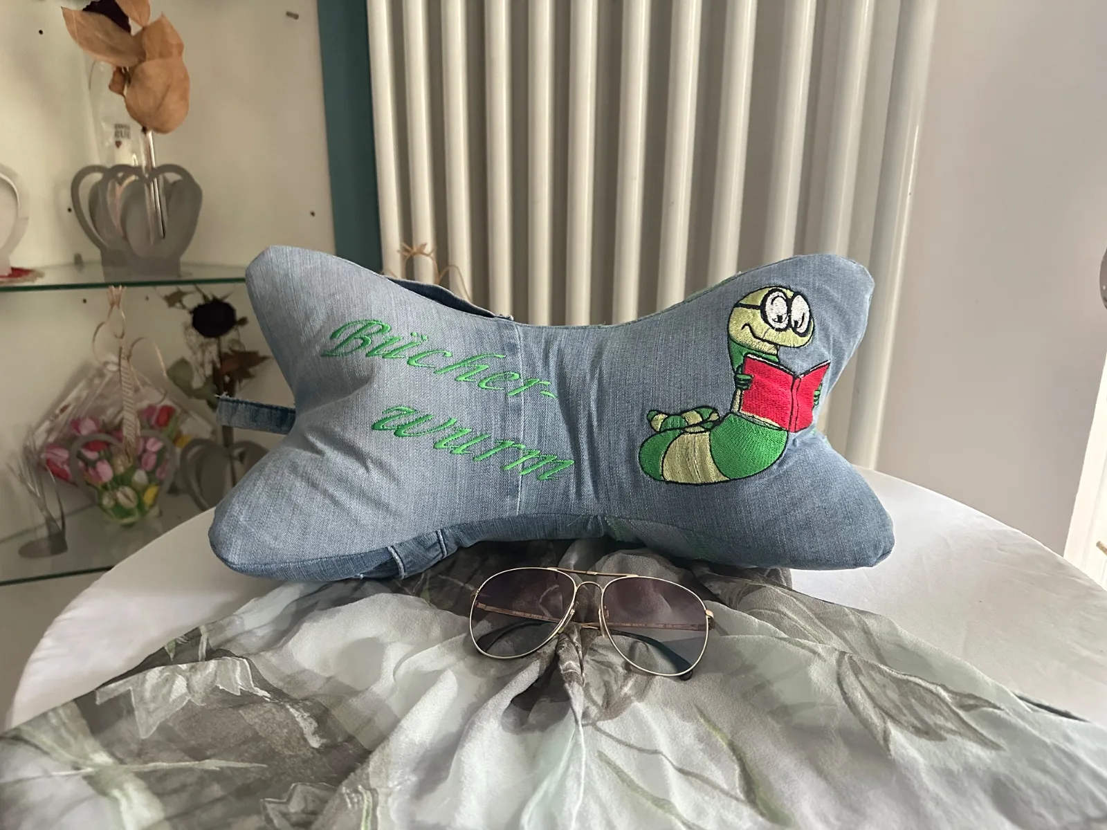 Leseknochen bestickt mit Bücherwurm und Schriftzug, Nackenkissen aus gebrauchter Jeans, hellblau