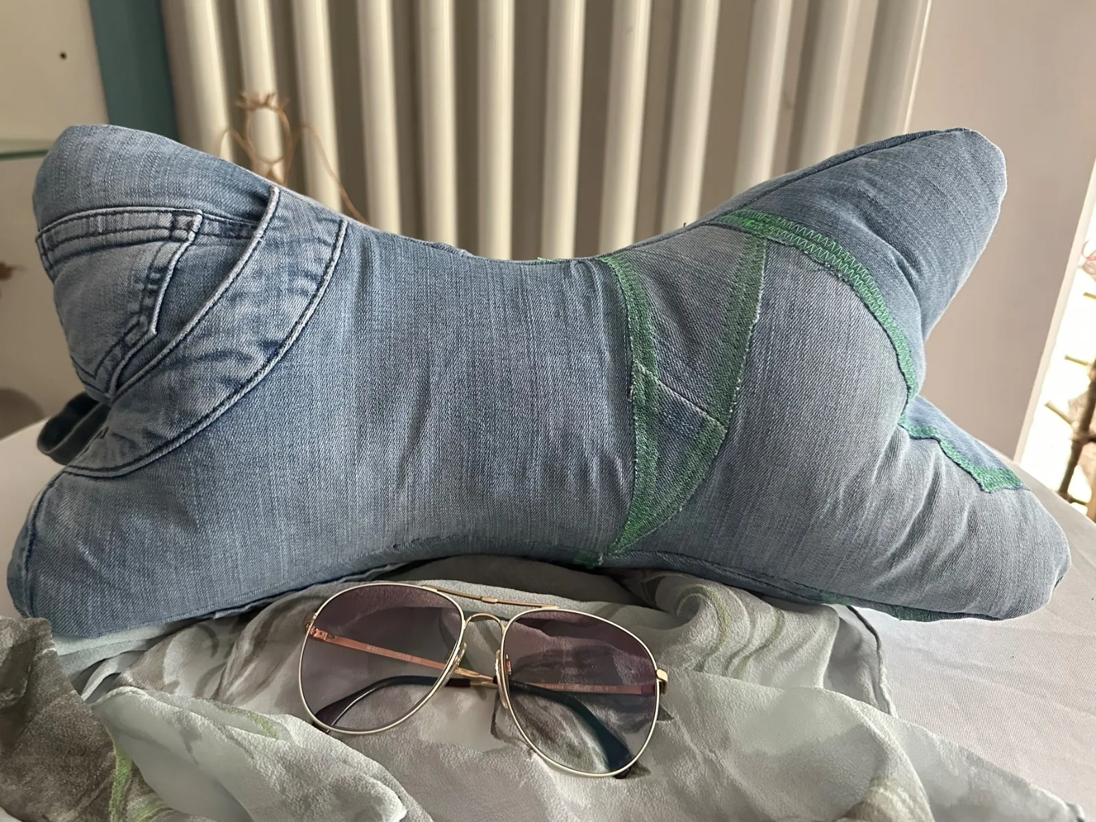 Leseknochen bestickt mit Bücherwurm und Schriftzug, Nackenkissen aus gebrauchter Jeans, hellblau – Bild 3
