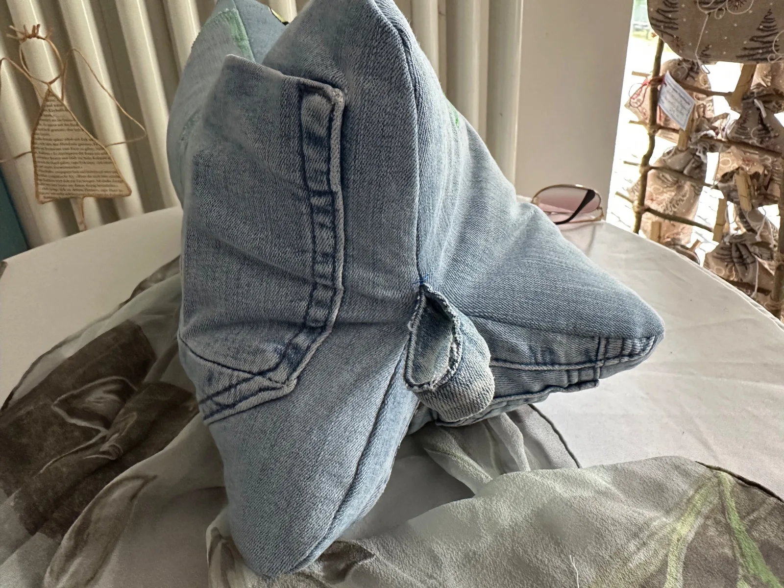 Leseknochen bestickt mit Bücherwurm und Schriftzug, Nackenkissen aus gebrauchter Jeans, hellblau – Bild 6