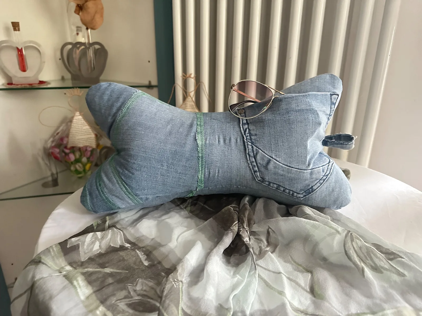 Leseknochen bestickt mit Bücherwurm und Schriftzug, Nackenkissen aus gebrauchter Jeans, hellblau – Bild 2