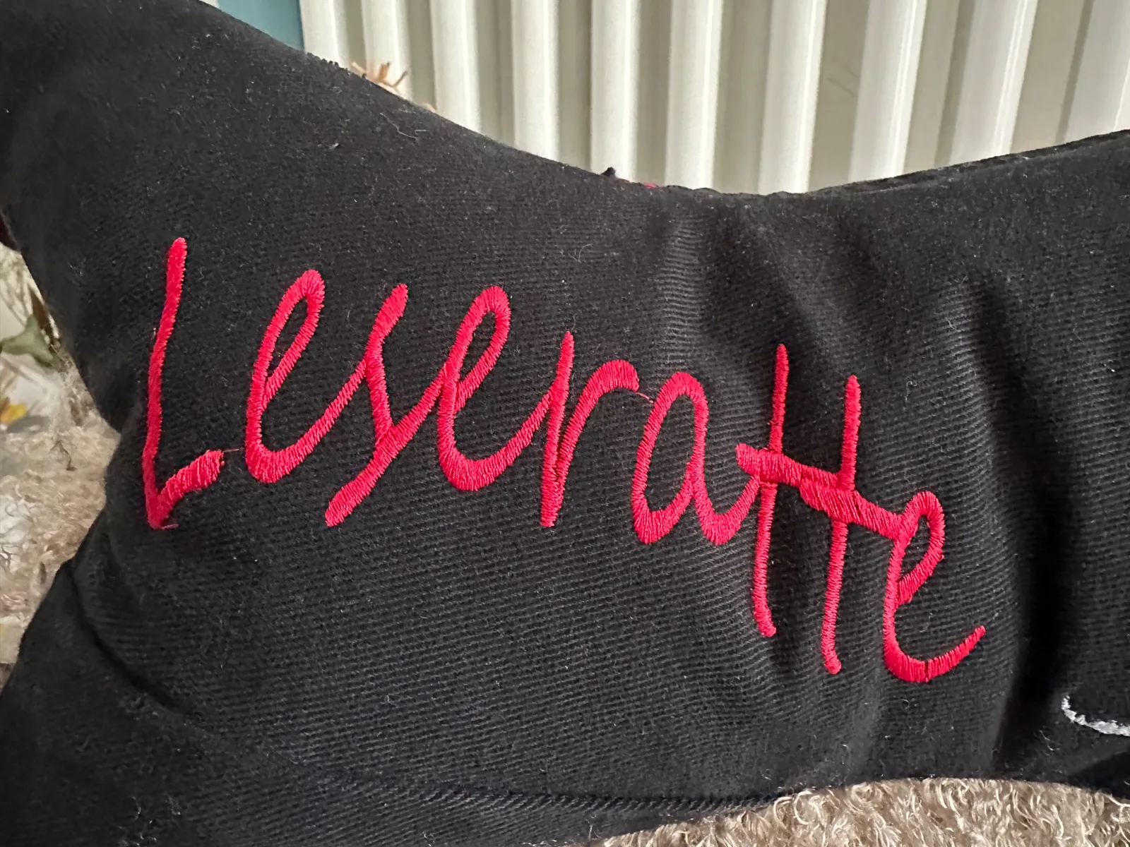 Leseknochen bestickt mit Leseratte und Schriftzug, Nackenkissen aus gebrauchter Jeans, schwarz – Bild 5