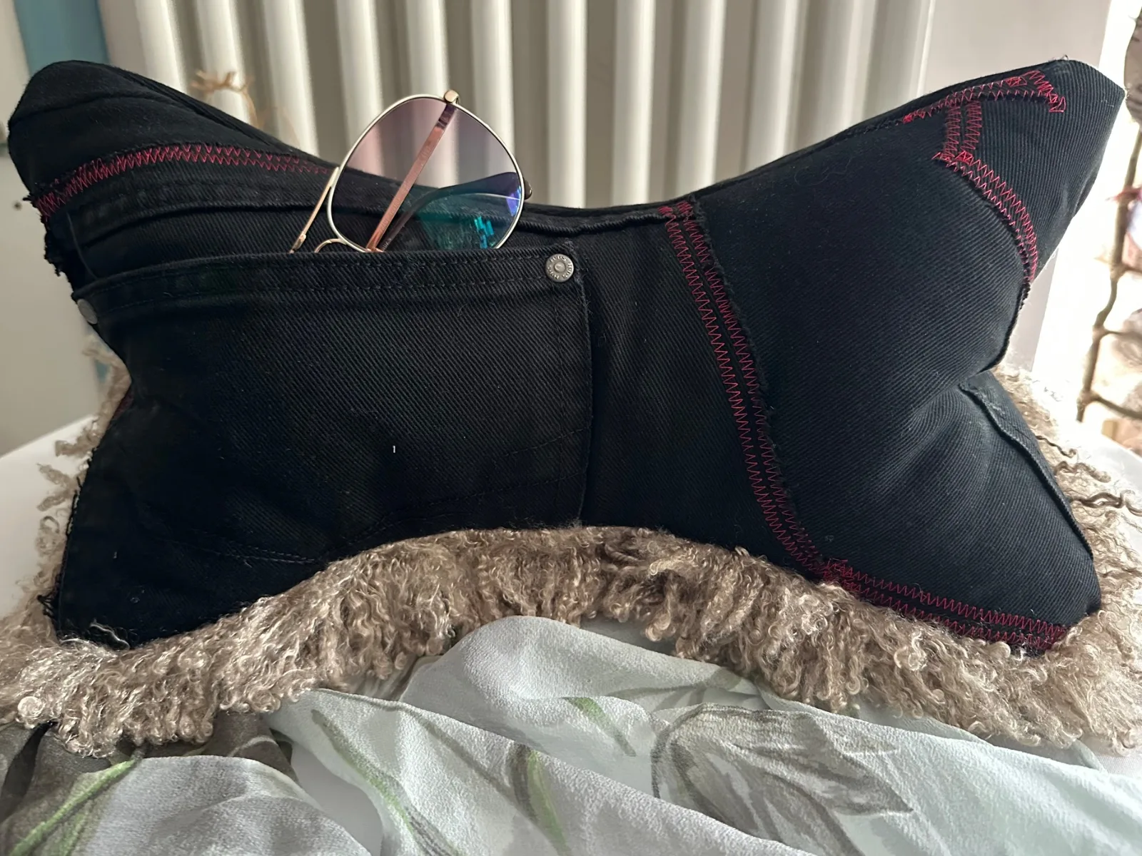 Leseknochen bestickt mit Leseratte und Schriftzug, Nackenkissen aus gebrauchter Jeans, schwarz – Bild 3