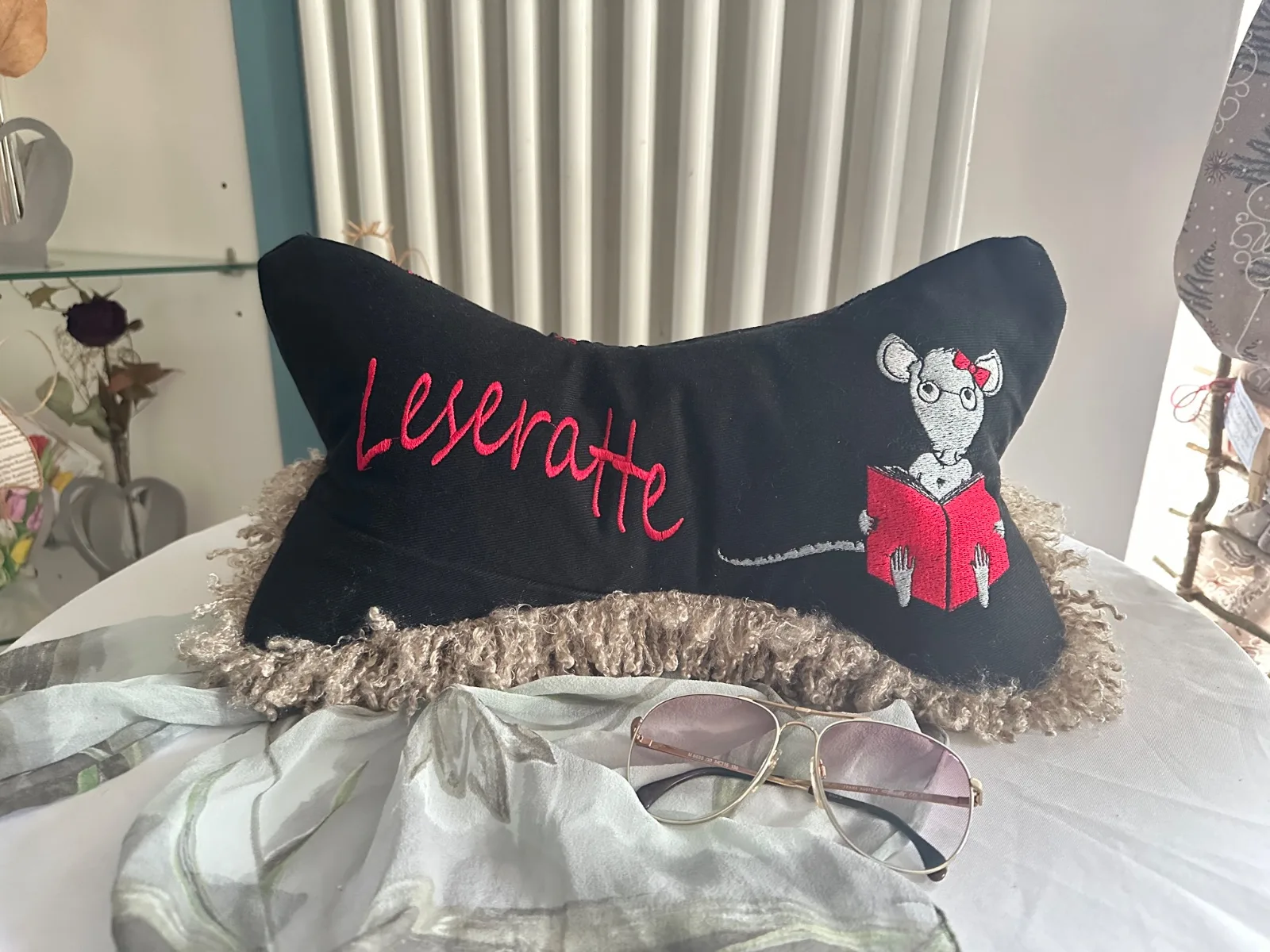 Leseknochen bestickt mit Leseratte und Schriftzug, Nackenkissen aus gebrauchter Jeans, schwarz