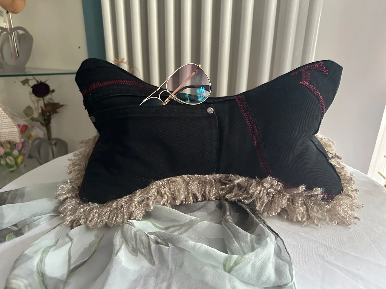 Leseknochen bestickt mit Leseratte und Schriftzug, Nackenkissen aus gebrauchter Jeans, schwarz – Bild 2