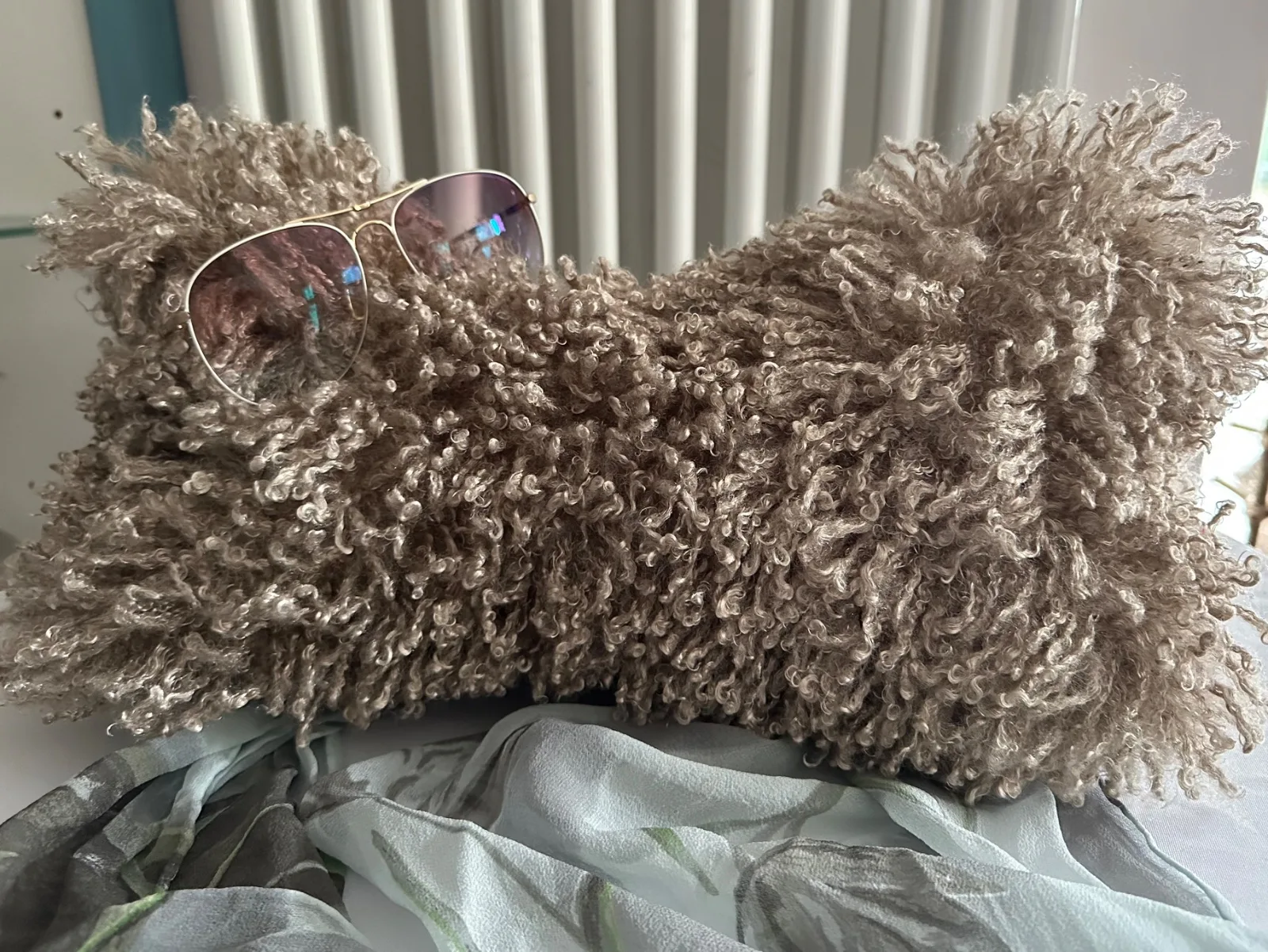 Leseknochen bestickt mit Leseratte und Schriftzug, Nackenkissen aus gebrauchter Jeans, schwarz – Bild 6