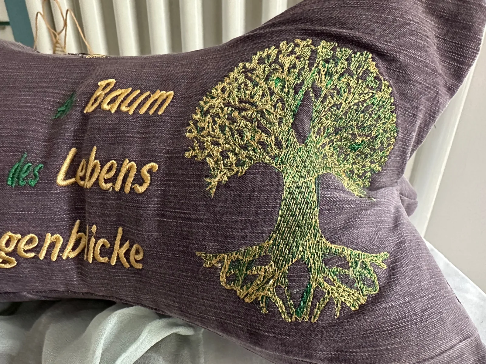 Leseknochen bestickt mit Baum des Lebens in grün-gelb und Spruch, Nackenkissen aus gebrauchter Jeans, rotbraun – Bild 4