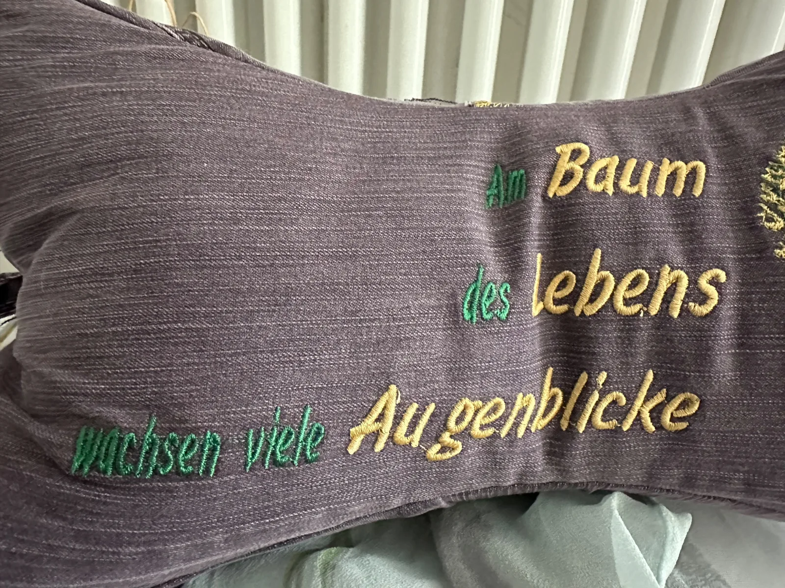 Leseknochen bestickt mit Baum des Lebens in grün-gelb und Spruch, Nackenkissen aus gebrauchter Jeans, rotbraun – Bild 5