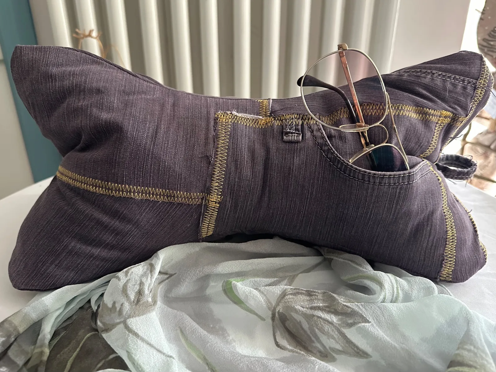 Leseknochen bestickt mit Baum des Lebens in grün-gelb und Spruch, Nackenkissen aus gebrauchter Jeans, rotbraun – Bild 2