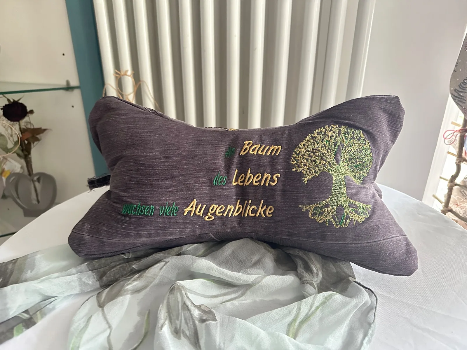 Leseknochen bestickt mit Baum des Lebens in grün-gelb und Spruch, Nackenkissen aus gebrauchter Jeans, rotbraun