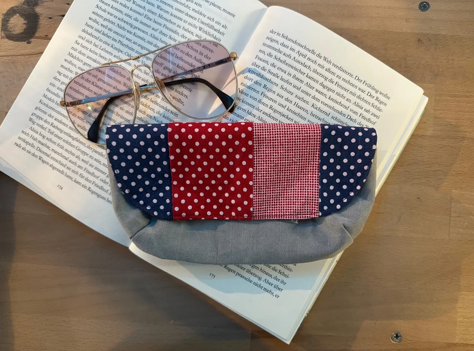 Brillenetui mit aus hellgrauer Jeans, Klappe Patchwork in rot und blau mit Magnetverschluss