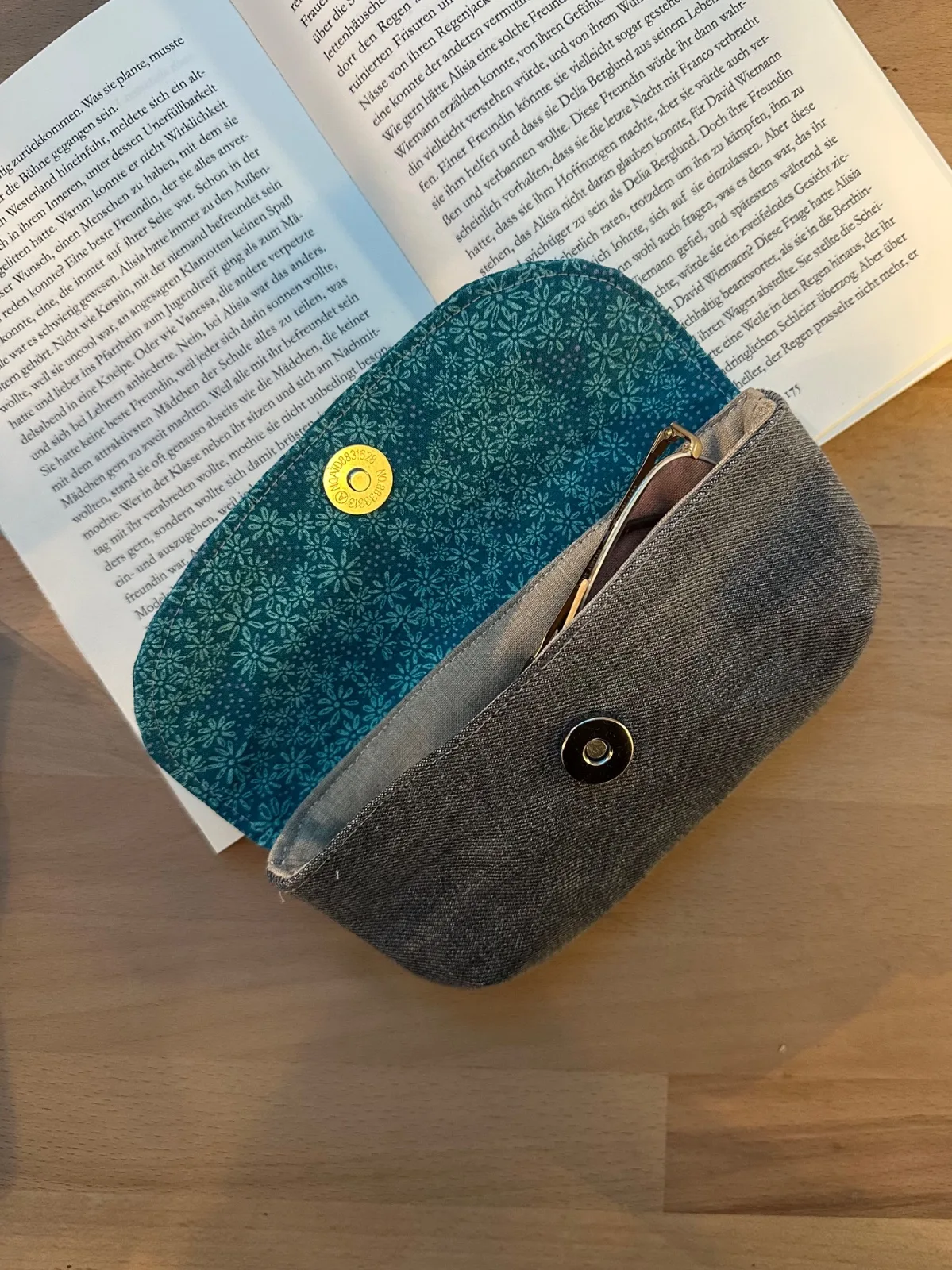 Brillenetui mit aus dunkelgrauer Jeans, Klappe aus Blumenstoff in Petrol mit Magnetverschluss