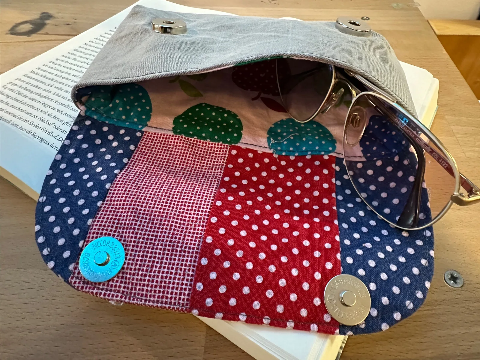 Brillenetui mit aus hellgrauer Jeans, Klappe Patchwork in rot und blau mit Magnetverschluss – Bild 4