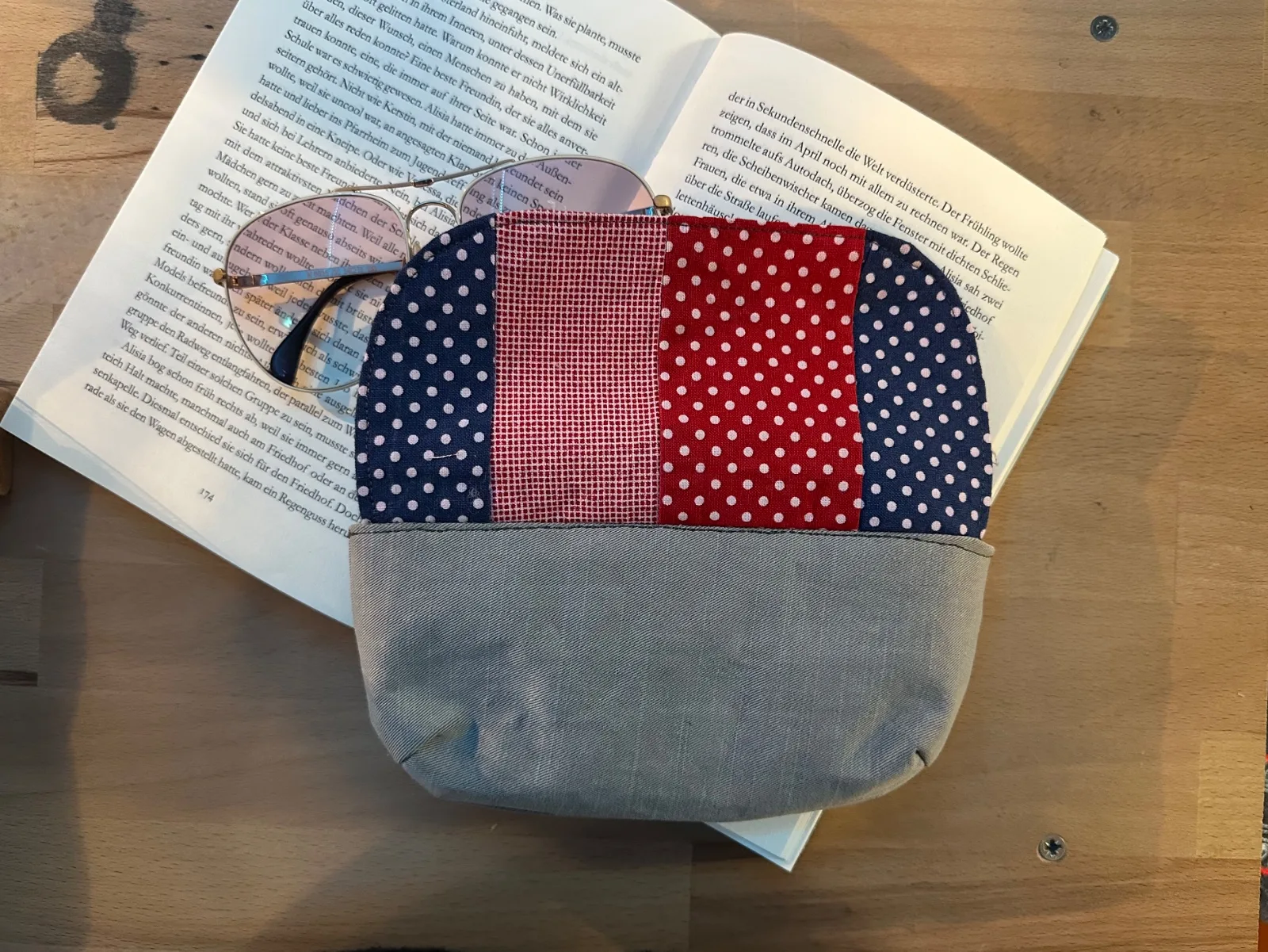 Brillenetui mit aus hellgrauer Jeans, Klappe Patchwork in rot und blau mit Magnetverschluss – Bild 3