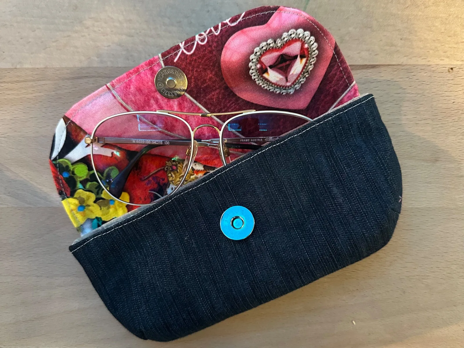Brillenetui mit Magnetverschluss, schwarzer Jeansstoff; Blumenstoff - Klappe
