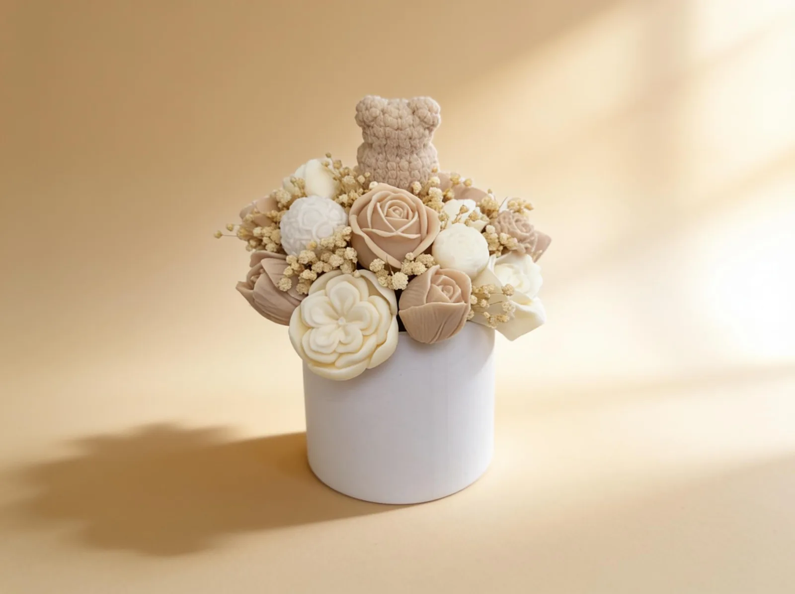 Wachsblumenstrauß mit Bär – handgemachte Blumendeko & Geschenkidee | Lovebear Bloom – Bild 3
