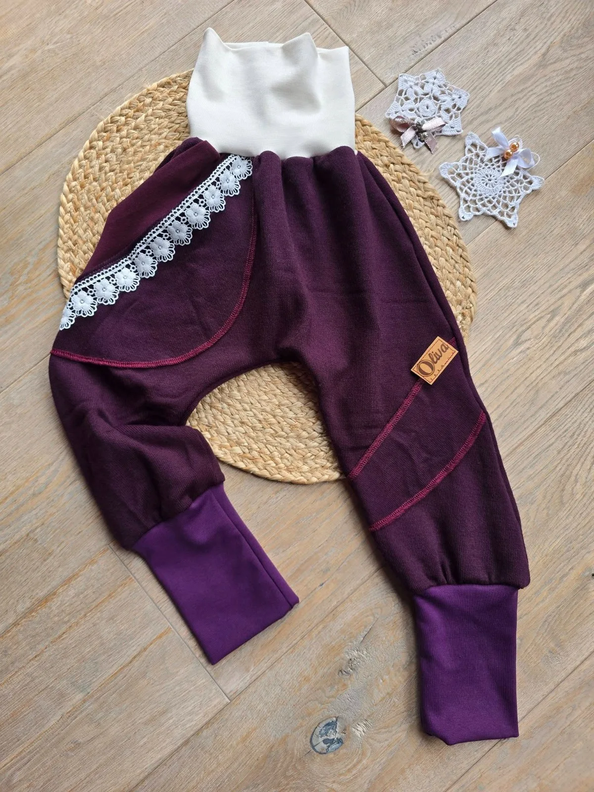 Pumphose aus Strickjersey Beere Blumenspitze Gr.104/110 Mädchen – Bild 2