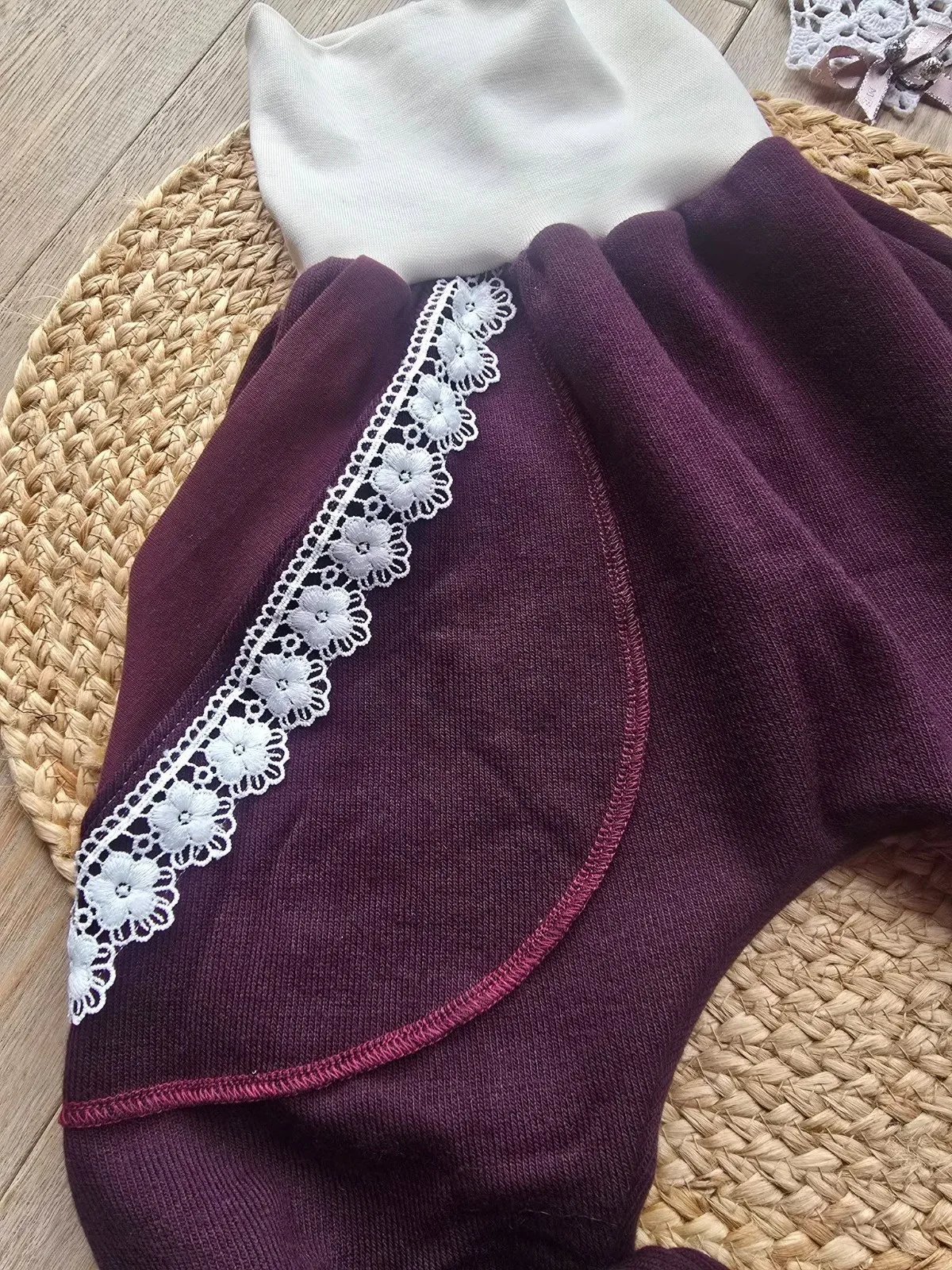 Pumphose aus Strickjersey Beere Blumenspitze Gr.104/110 Mädchen – Bild 3