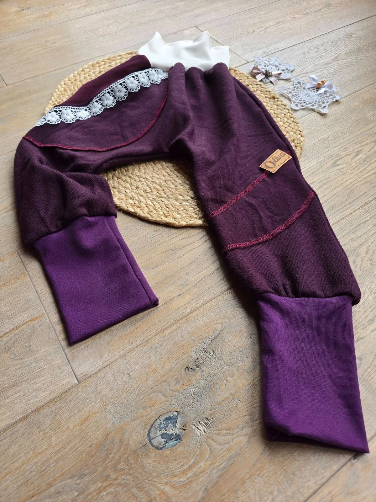Pumphose aus Strickjersey Beere Blumenspitze Gr.104/110 Mädchen – Bild 6