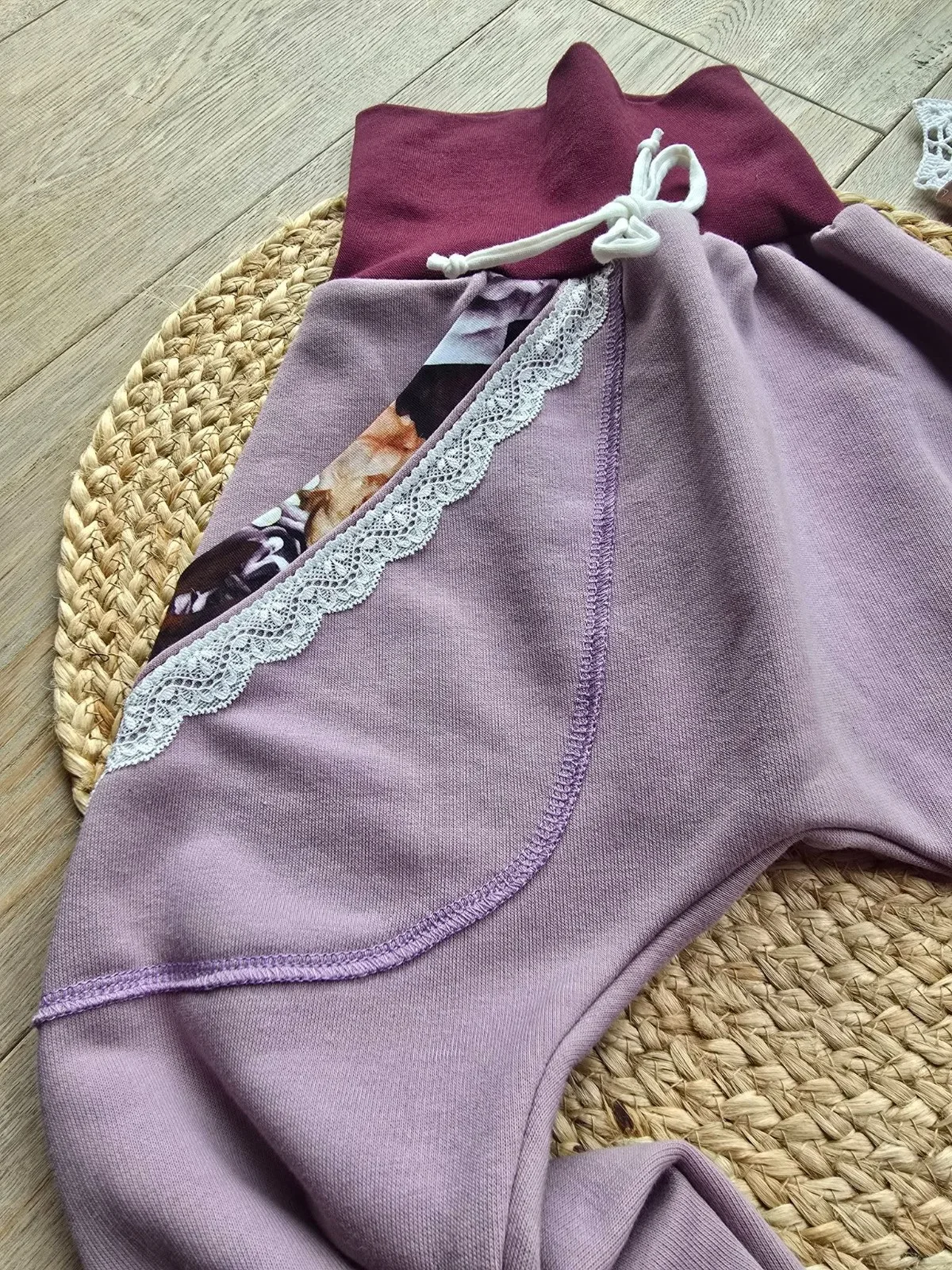 Pumphose mit Blumen, Spitze Gr.104/110 Organic dickerem Sweat Übergang – Bild 3
