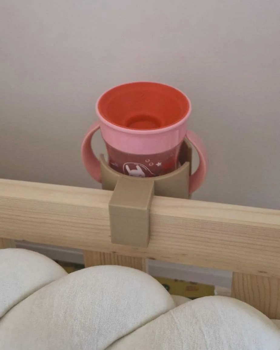 Personalisierter Becherhalter fürs Kinderbett | Trinkflaschenhalter zum Einhängen | Flaschenhalter Kinderzimmer Bett & Stuhl | Geschenkidee – Bild 2