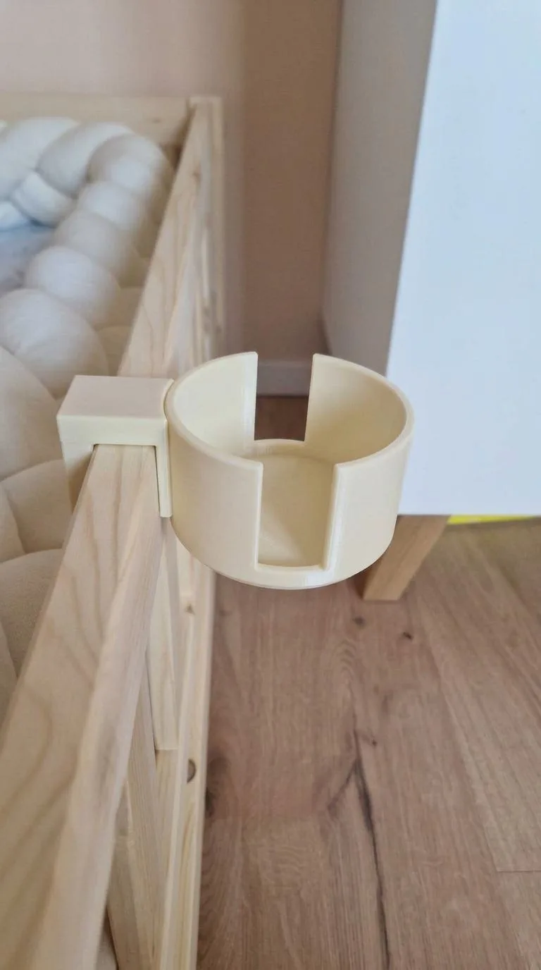 Personalisierter Becherhalter fürs Kinderbett | Trinkflaschenhalter zum Einhängen | Flaschenhalter Kinderzimmer Bett & Stuhl | Geschenkidee – Bild 9