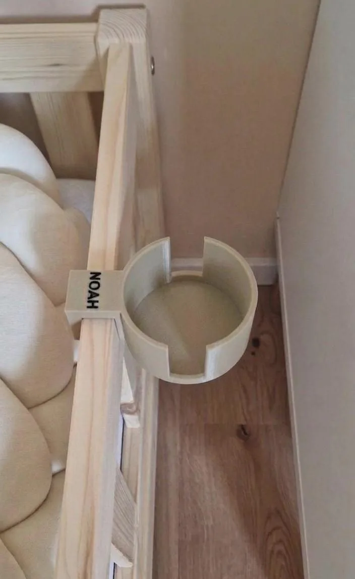Personalisierter Becherhalter fürs Kinderbett | Trinkflaschenhalter zum Einhängen | Flaschenhalter Kinderzimmer Bett & Stuhl | Geschenkidee – Bild 6
