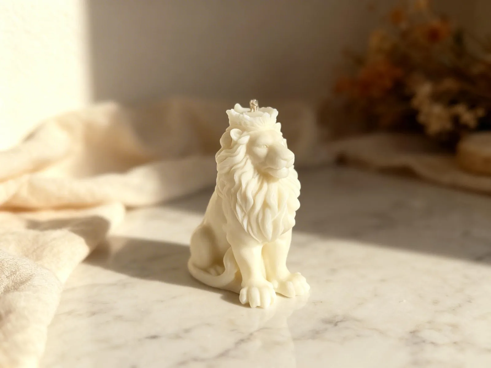 Löwenkerze aus Rapswachs – Löwe mit Krone als Deko & Geschenkidee