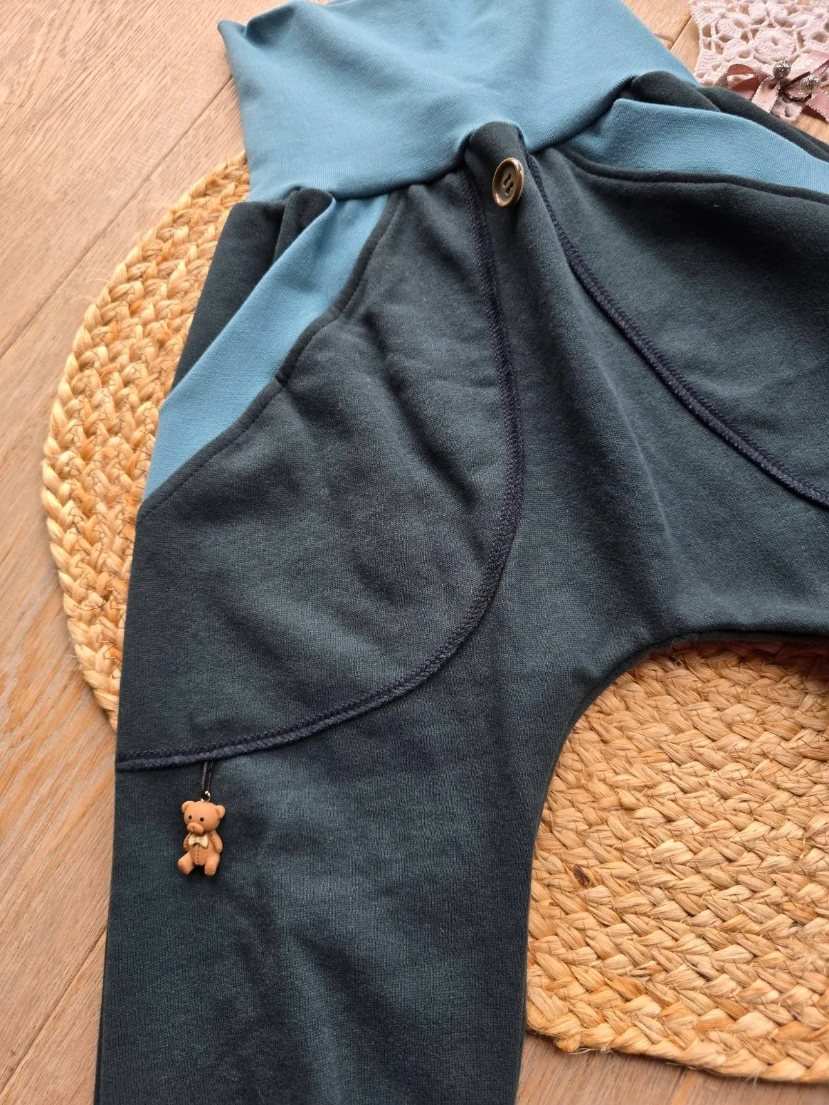 Kuschelige Organic Pumphose, angerautem Wintersweat Gr.104/110 warm Bärchen – Bild 4